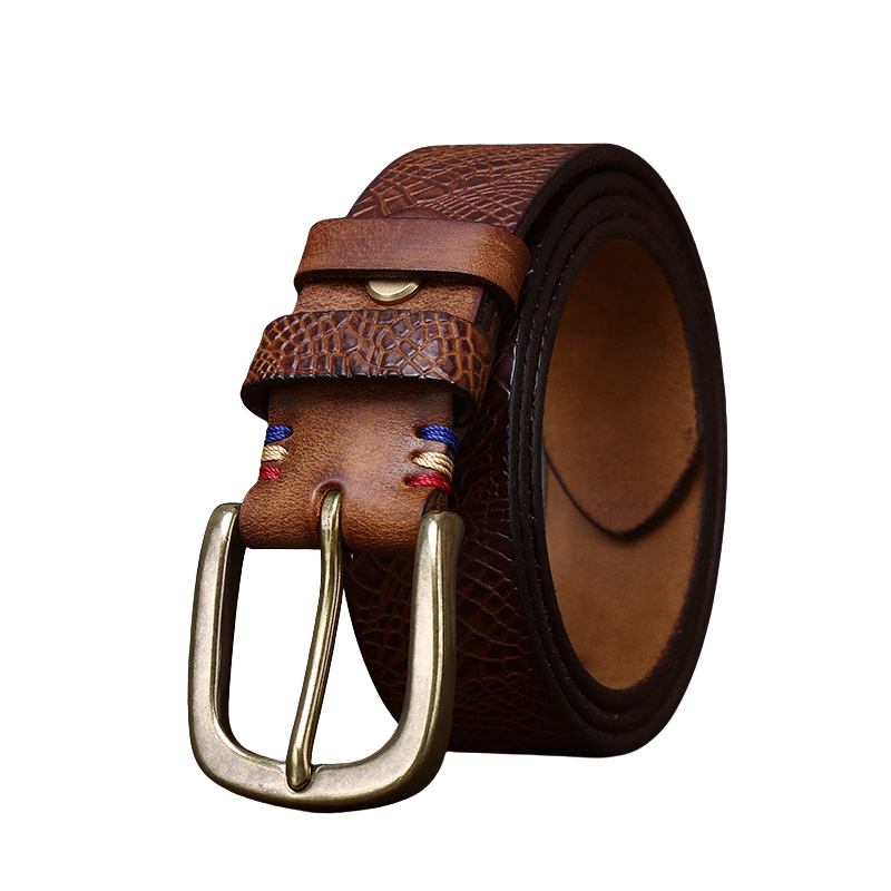 Ceinture pour homme Textuborn en cuir marron avec un motif crocodile et une boucle en laiton vieilli.