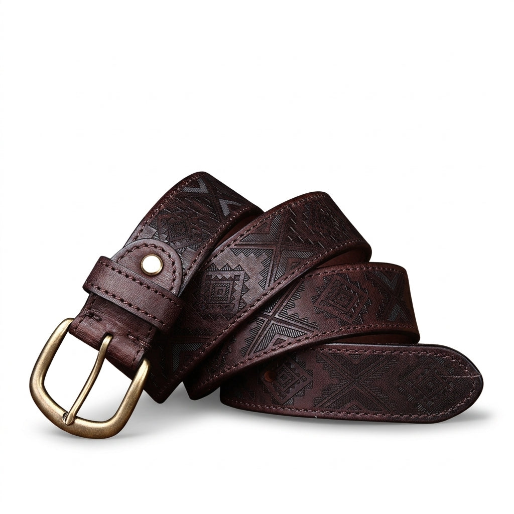 Ceinture homme Tolbiac en cuir pleine fleur marron avec motifs géométriques gravés et boucle ardillon en cuivre patiné