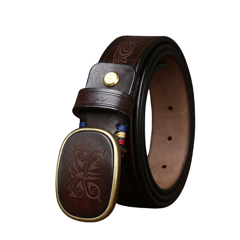 Ceinture pour homme Totem d’Acier de couleur café, en cuir gravé avec une boucle ovale en cuivre doré vieilli ornée d'un motif totem ethnique. #fullwidth