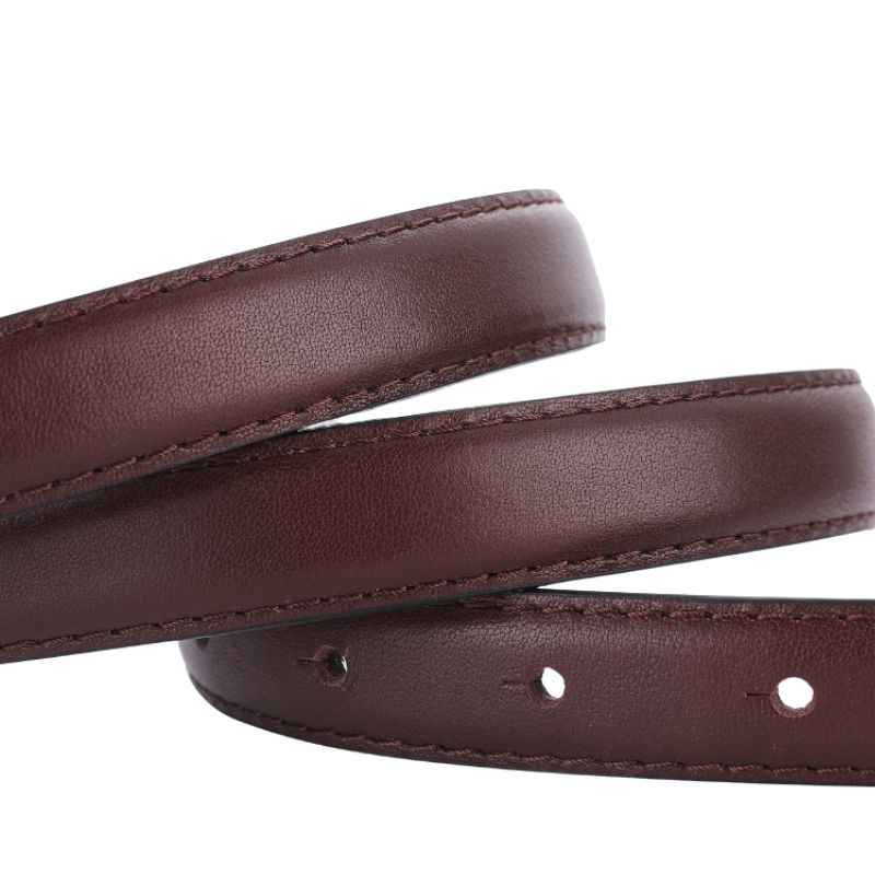 Ceinture fine en cuir marron pour femme, modèle Transparence, avec coutures apparentes et boucle dorée de forme mors de cheval.