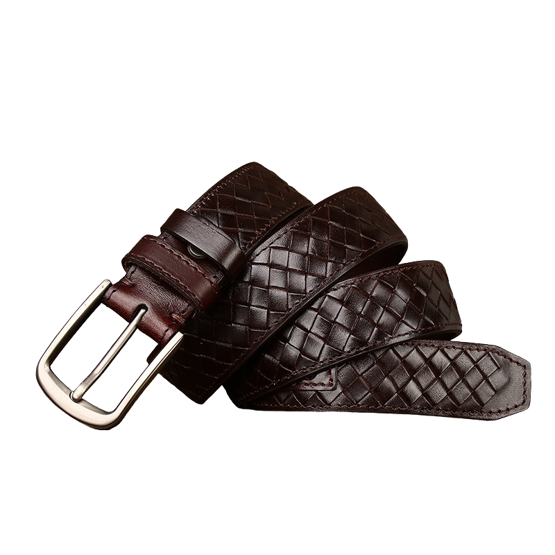 Ceinture Tressence pour homme en cuir marron tressé, avec boucle ardillon rectangulaire argentée mate. Texture patchwork et tressage floral, aspect vieilli vintage.