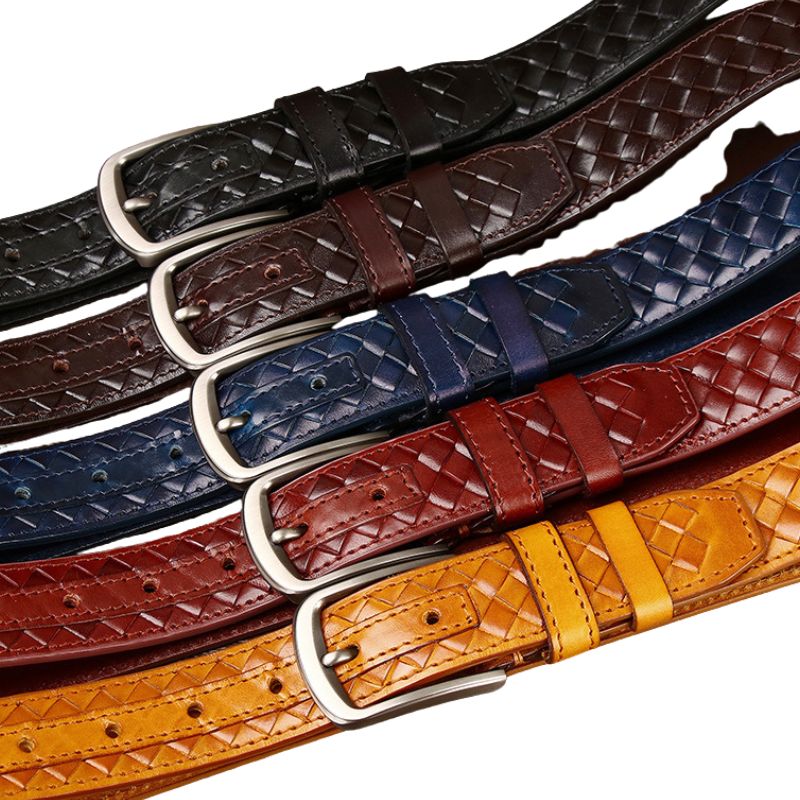 Collection de ceintures Tressence pour homme en cuir tressé à la main, disponibles en plusieurs couleurs dont noir, bordeaux, bleu marine, et marron clair, avec des boucles ardillon argentées mates.