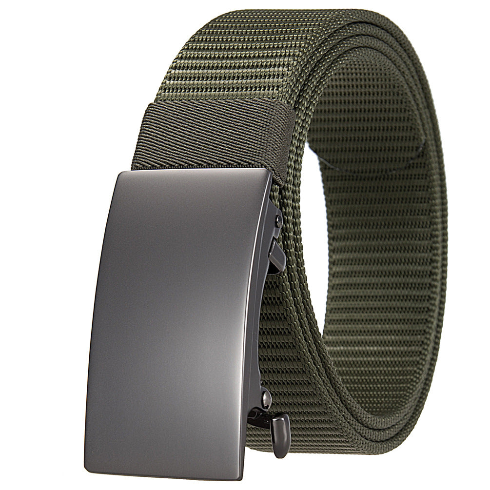 Ceinture homme Tresson en tissu tressé vert kaki avec boucle automatique rectangulaire grise mate.