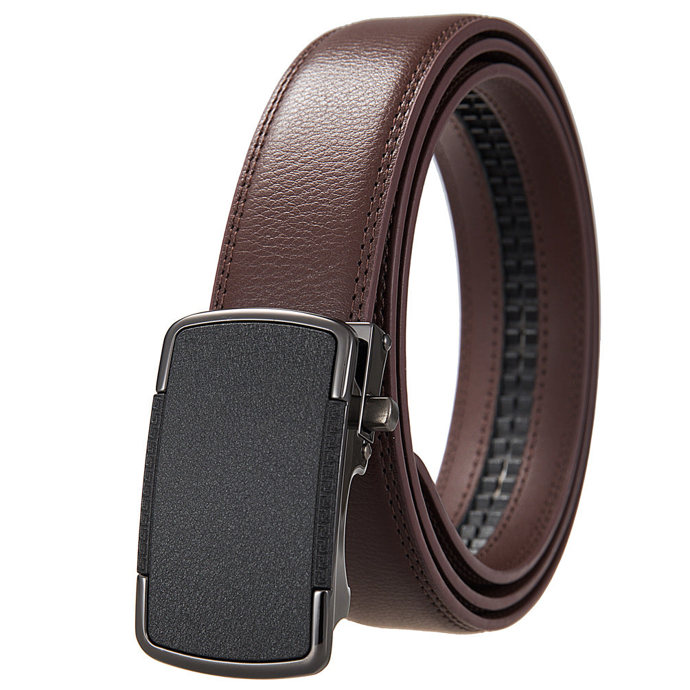 Ceinture homme Tuilerie 20 marron en cuir refendu de vachette avec boucle automatique rectangulaire à finition mate et décors géométriques gravés. #fullwidth