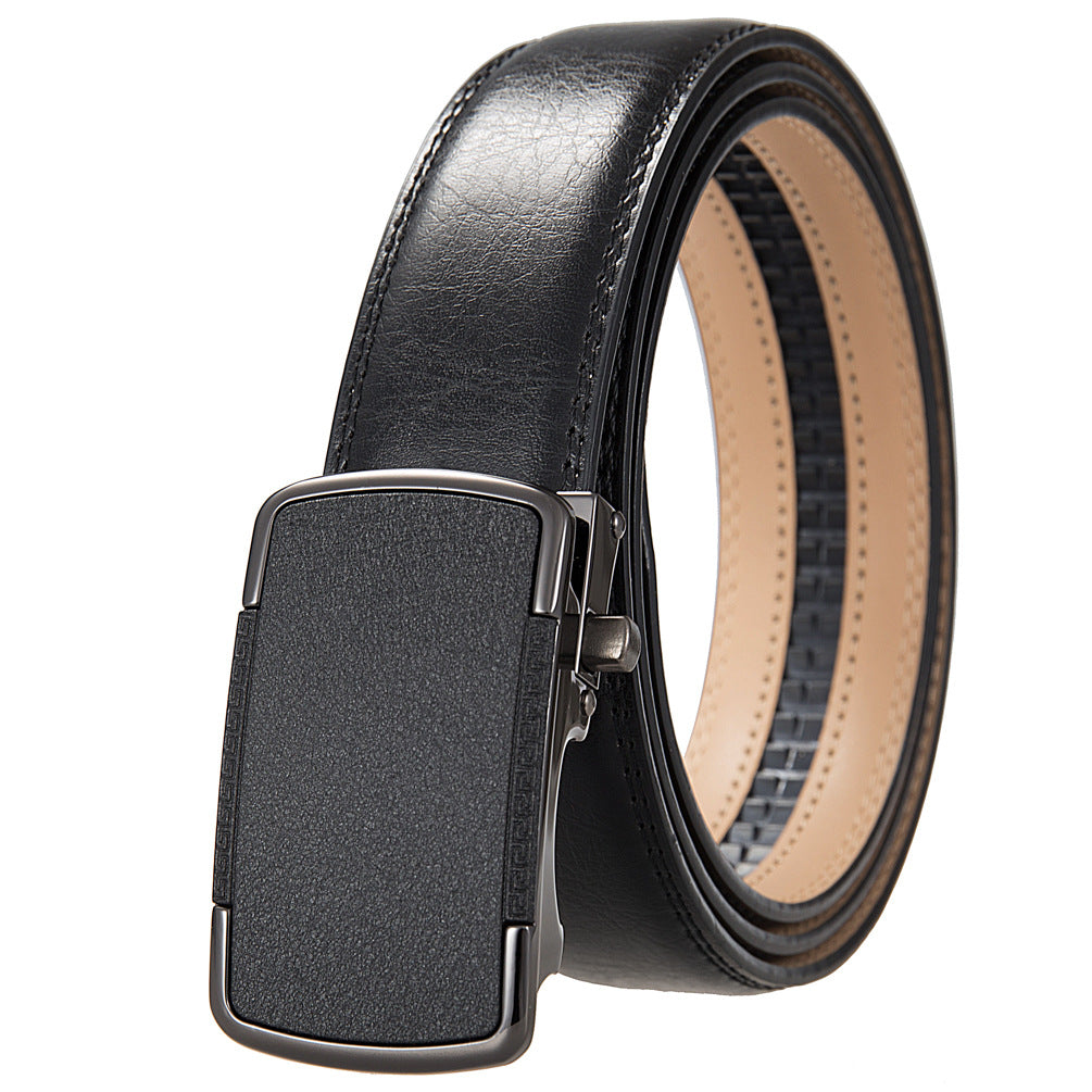 Ceinture homme Tuilerie 60 en cuir refendu de vachette noir, avec boucle automatique rectangulaire à finition matte et décors géométriques gravés.