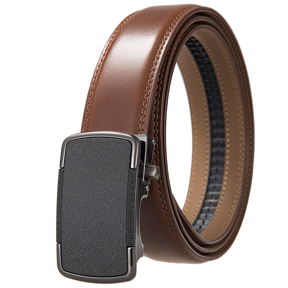 Ceinture homme Tuilerie 95 en cuir marron avec boucle automatique rectangulaire noire mate et détails géométriques gravés sur les côtés.