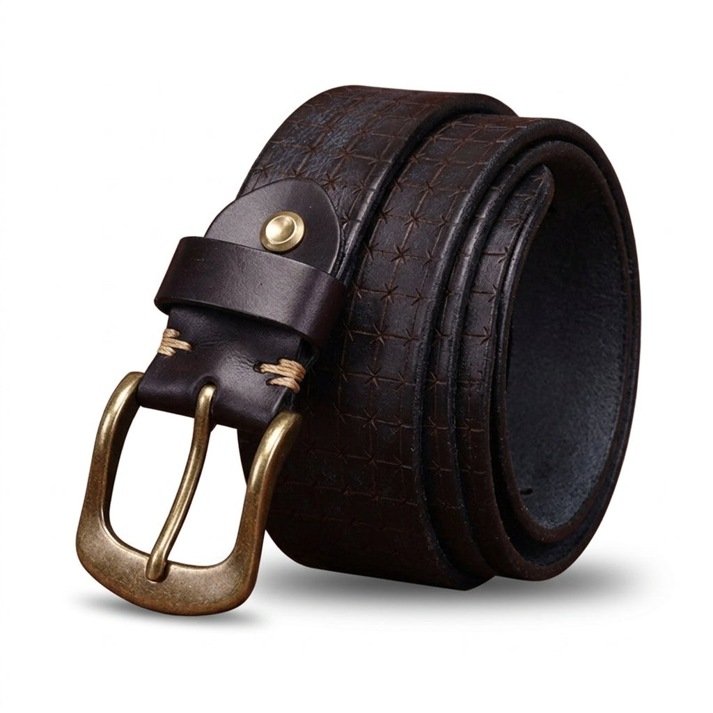 Ceinture homme Turenne en cuir pleine fleur marron avec gaufrage géométrique, boucle ardillon en cuivre massif doré antique et tannage végétal artisanal.