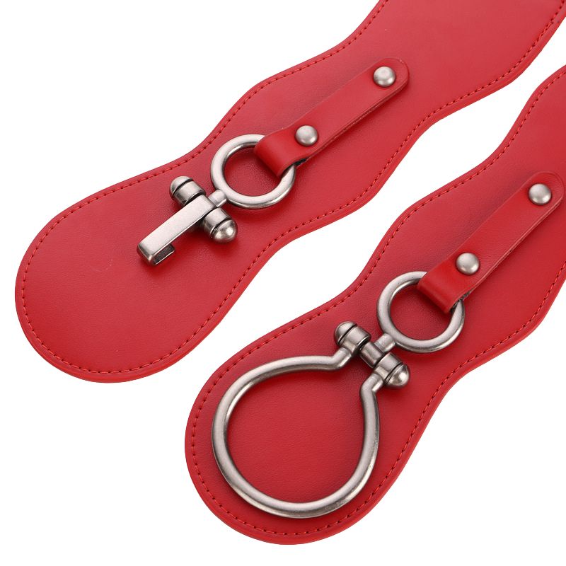 Ceinture rouge pour femme Uline en cuir refendu finition daim avec boucle crochet argenté vieilli en forme de mors de cheval.