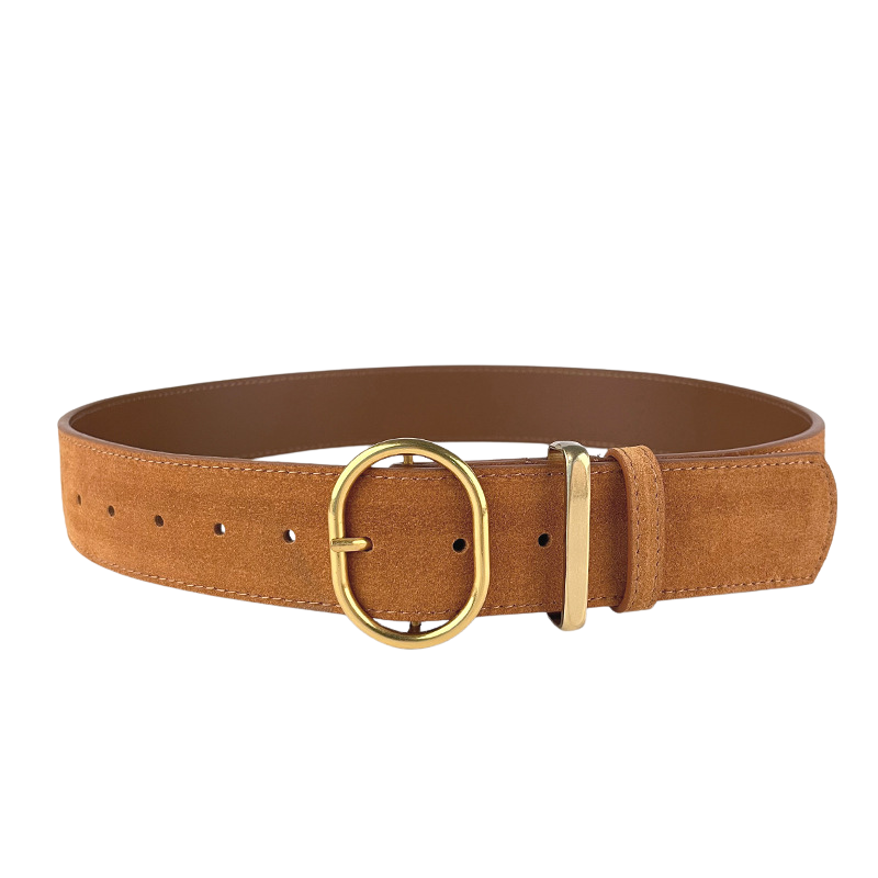 Ceinture femme Valérie 1 en daim marron clair avec boucle ardillon ovale dorée et finition huilée sur les bords.