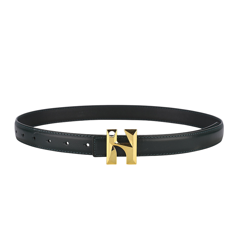 Ceinture Vénusté en cuir vert foncé pour femme, avec une boucle dorée en forme de H.
