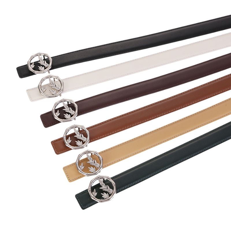 Ceinture Violette en cuir pleine fleur disponible en plusieurs coloris : noir, blanc, marron foncé, marron clair, beige et vert forêt. Chaque ceinture est ornée d'une boucle ronde argentée avec un motif feuille.