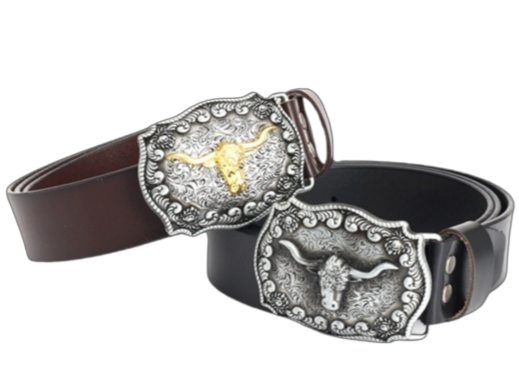 Deux ceintures pour homme, une marron et une noire, avec de grandes boucles western ornées d'une tête de taureau en alliage argenté et doré, sur fond floral.