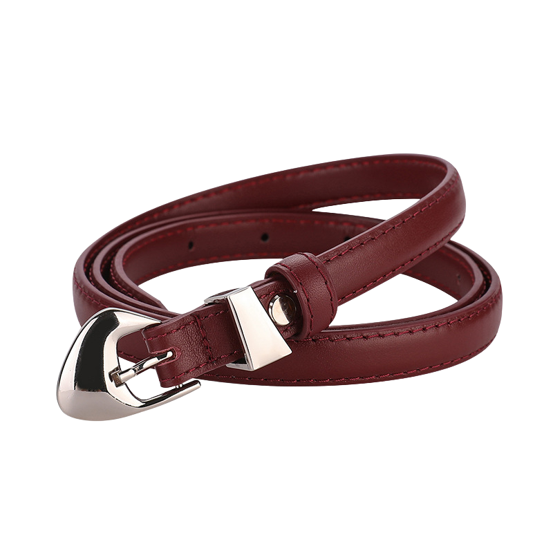 Ceinture fine Ysée en cuir rouge bordeaux avec boucle argentée arrondie et ardillon triangulaire.