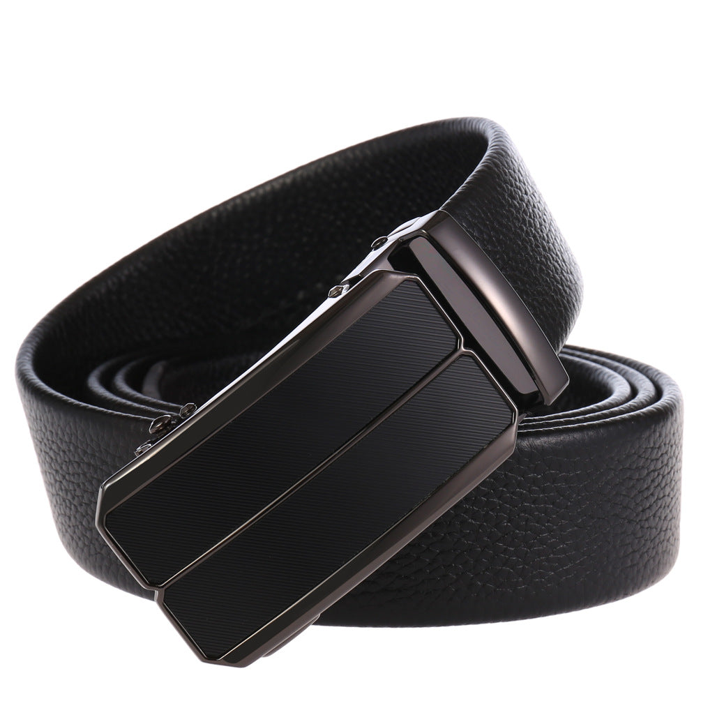 Ceinture Yves homme en cuir noir texturé avec boucle automatique rectangulaire noire mate et détails striés #fullwidth