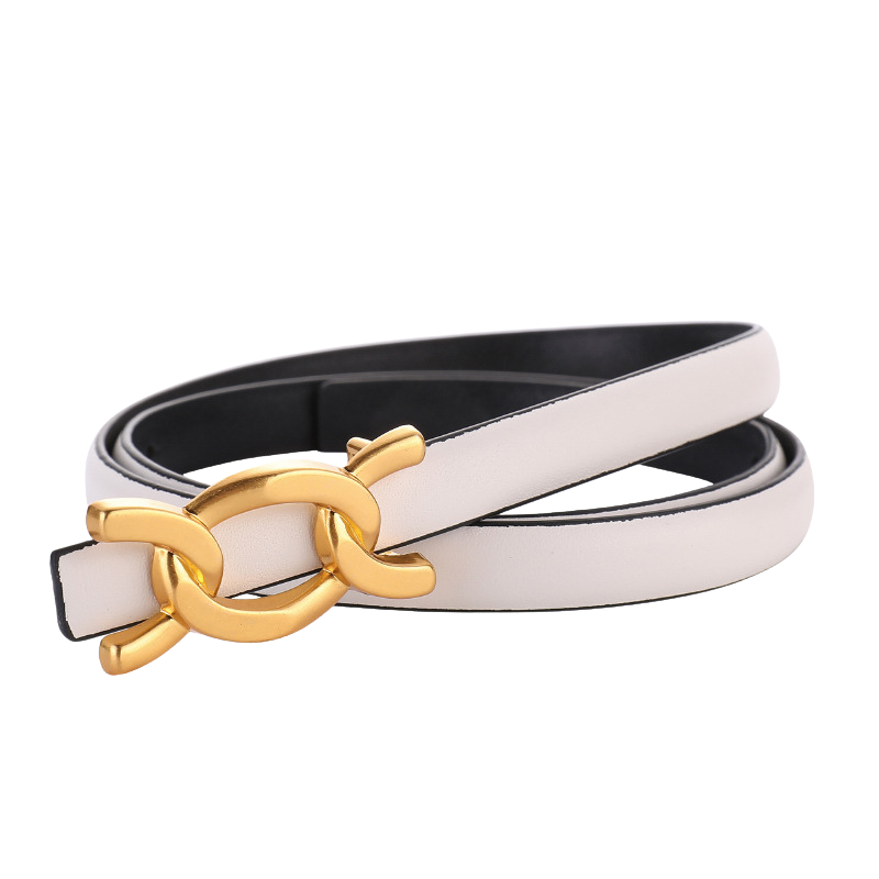Ceinture fine pour femme Zénaïde en cuir blanc avec une boucle décorative dorée double anneau entrelacé sans ardillon.