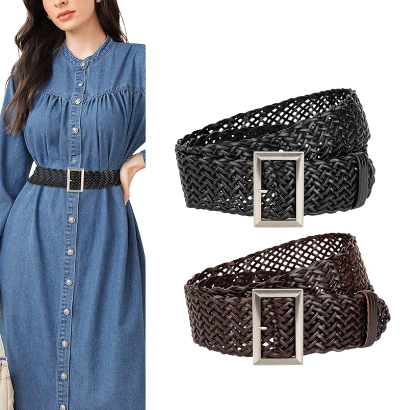 Ceinture Zéphira noire tressée large avec boucle rectangulaire argentée, portée sur une robe en jean. Deux ceintures sont présentées : une noire et une marron, toutes deux en simili cuir tressé et dotées d'une boucle argentée.