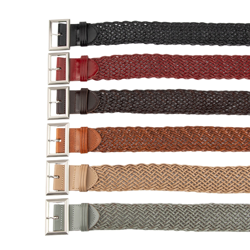 Ceinture femme Zéphira tressée en simili cuir, disponible en plusieurs coloris dont noir, bordeaux, marron foncé, camel et gris, avec une boucle argentée rectangulaire.