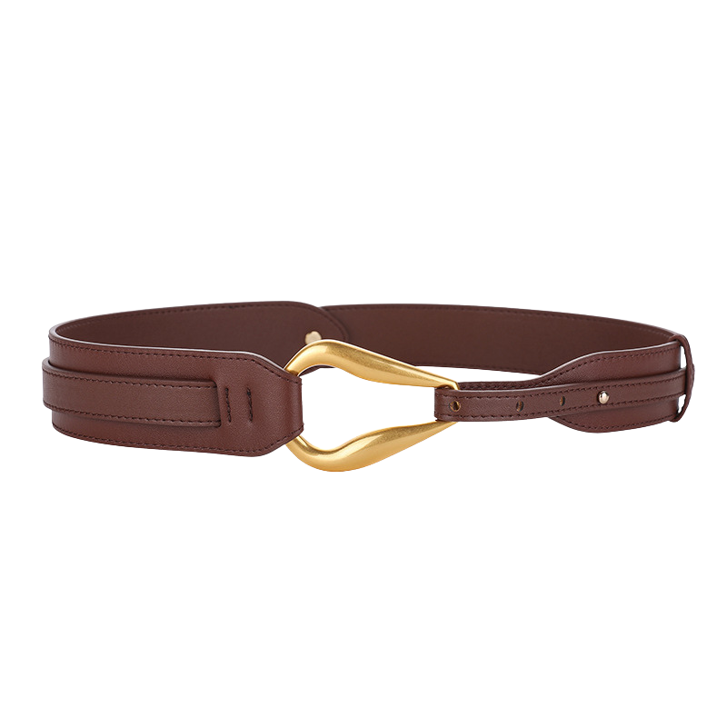 Ceinture large marron pour femme, modèle Zoé, en cuir refendu avec boucle dorée stylisée en forme de crochet goutte. Idéale pour structurer une silhouette.