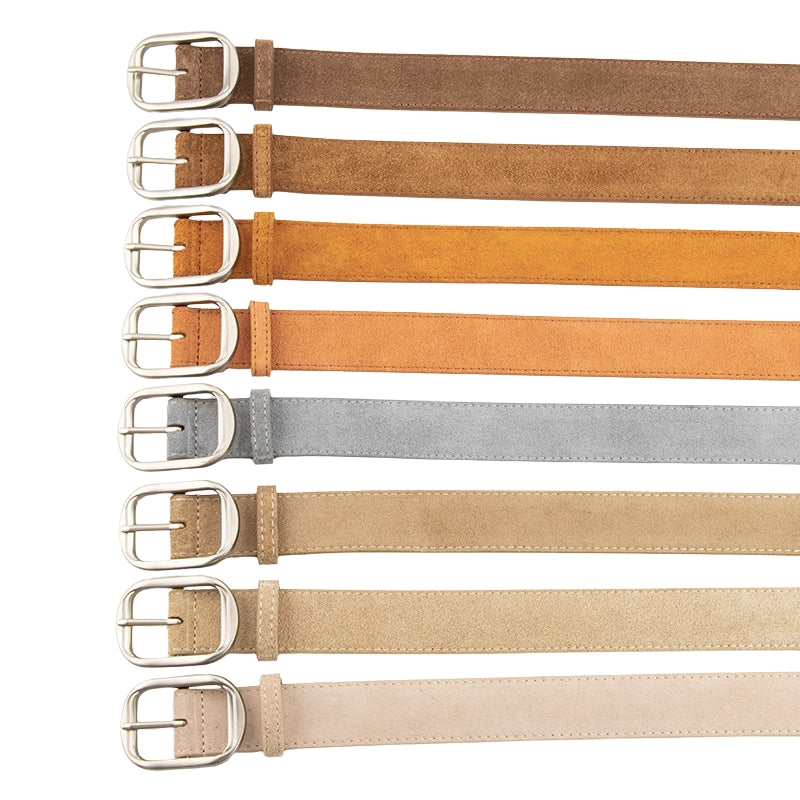 Collection de ceintures pour femme Zoïa 1 en cuir suédé avec boucles argentées ovales allongées, disponibles dans une variété de couleurs allant du brun au beige en passant par le gris et l'orange.