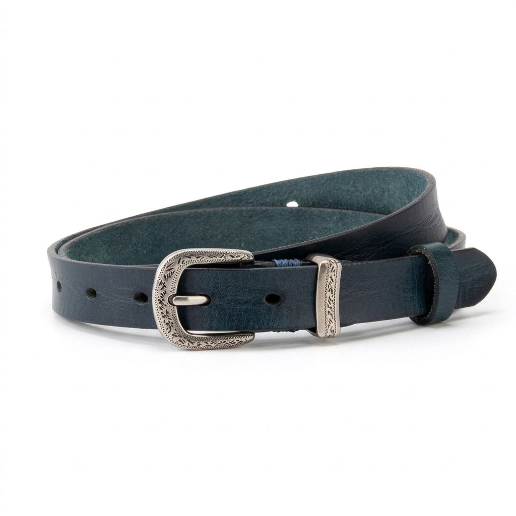 Ceinture femme en cuir pleine fleur bleu Aveline avec boucle ardillon argentée ciselée de motifs vintage sur fond clair #fullwidth @fullwidth