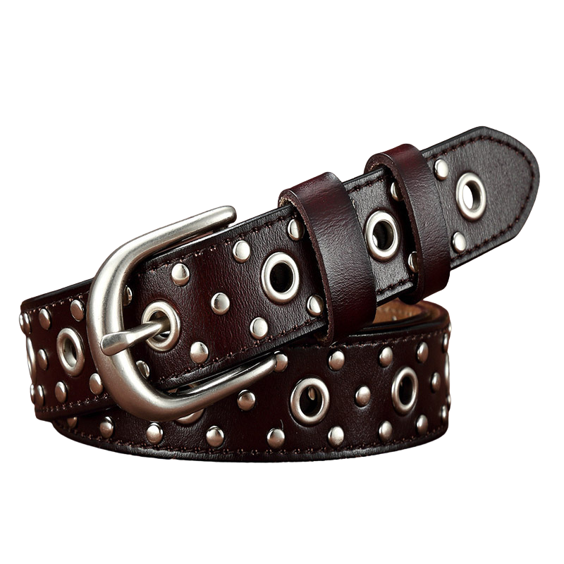 Ceinture femme Amandine en cuir de vachette marron foncé clouté avec œillets et boucle argentée.