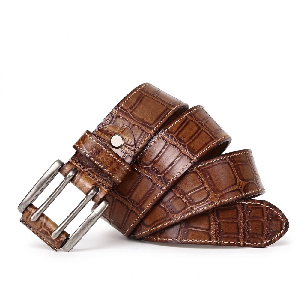 Ceinture pour homme Amboise en cuir de vachette pleine fleur marron avec motif crocodile, boucle double ardillon en métal argenté patiné et surpiqûres sellier artisanales.