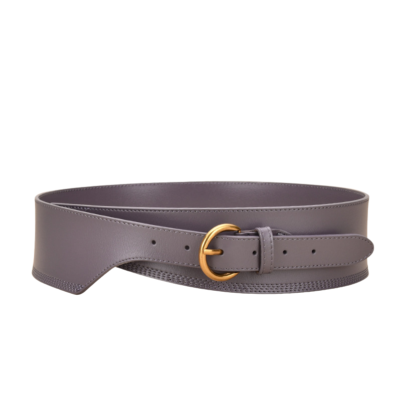 Ceinture Ambre violette en cuir de vachette refendu avec finition nubuck, boucle ardillon demi-cercle dorée et couture apparente. Largeur 6,2 cm.