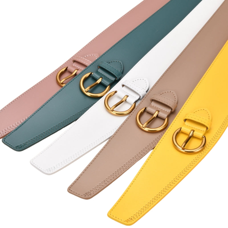 Collection de ceintures Ambre en cuir de vachette refendu, finition nubuck, largeur 6,2 cm, avec boucle ardillon demi-cercle dorée. Disponibles en rose poudré, vert émeraude, blanc, beige et jaune soleil.