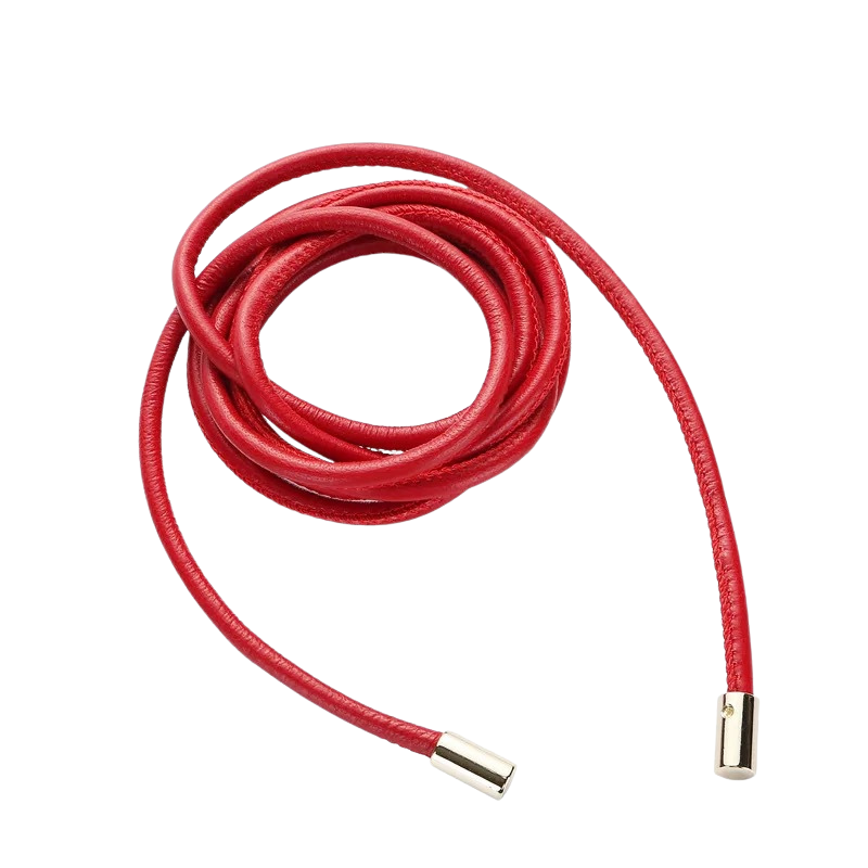 Ceinture fine rouge Amicie en cuir souple façon daim, avec embouts dorés, à nouer.