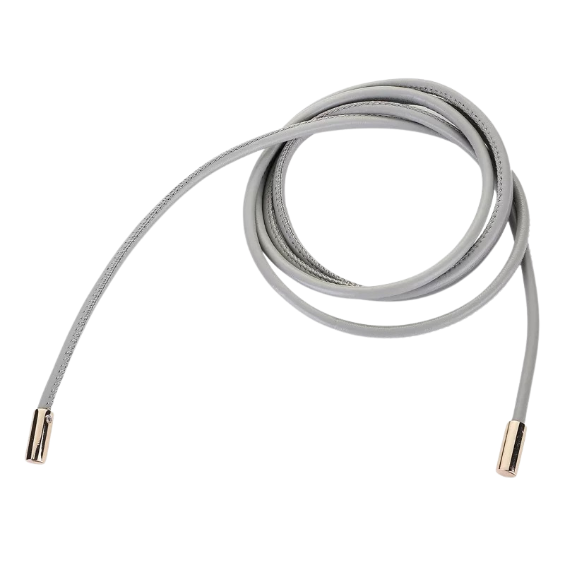 Ceinture Amicie grise en cuir pleine fleur, très fine et souple, avec embouts dorés, à nouer. #fullwidth