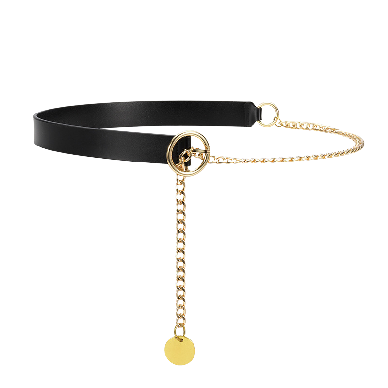 Ceinture Anaëlle noire en simili cuir avec une chaîne dorée décorative et une médaille ronde, boucle cercle dorée.