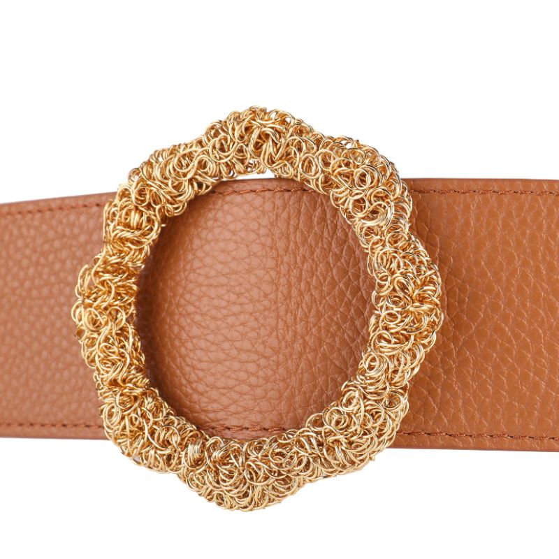 Ceinture Anaïs 2 en cuir marron avec une boucle dorée texturée et ajourée, de style floral, sans ardillon.