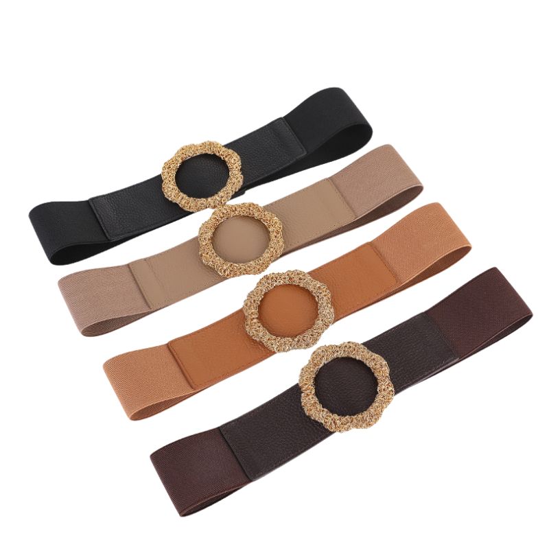Ensemble de quatre ceintures élastiques pour femme Anaïs 2, chacune avec une large boucle dorée décorative à motif floral. Couleurs disponibles : noir, beige clair, marron et brun foncé.
