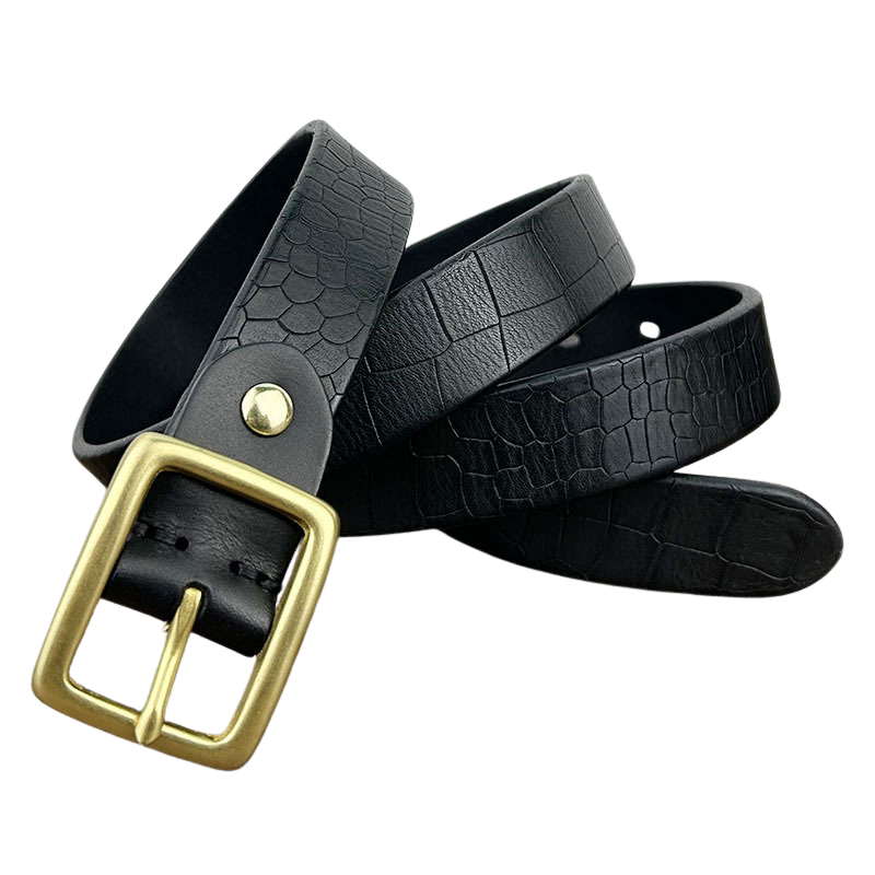 Ceinture pour homme Anatole Zen en cuir noir avec texture crocodile et boucle carrée dorée en laiton.