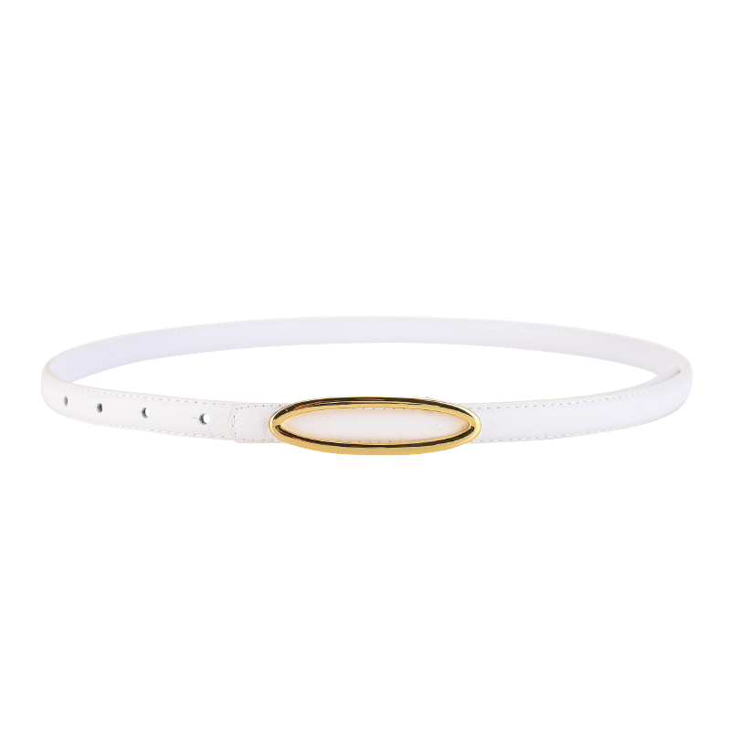 Ceinture fine Apolline blanche en cuir de vachette refendu avec une boucle ovale allongée dorée minimaliste et raffinée.