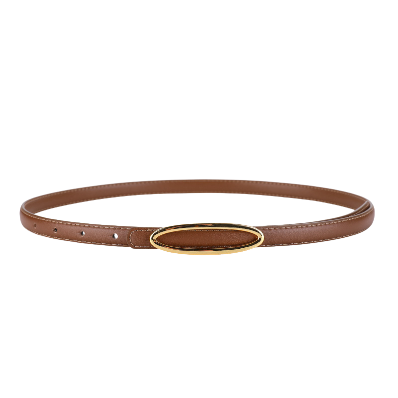 Ceinture fine en cuir marron pour femme, modèle Apolline, avec une boucle ovale allongée dorée et minimaliste.