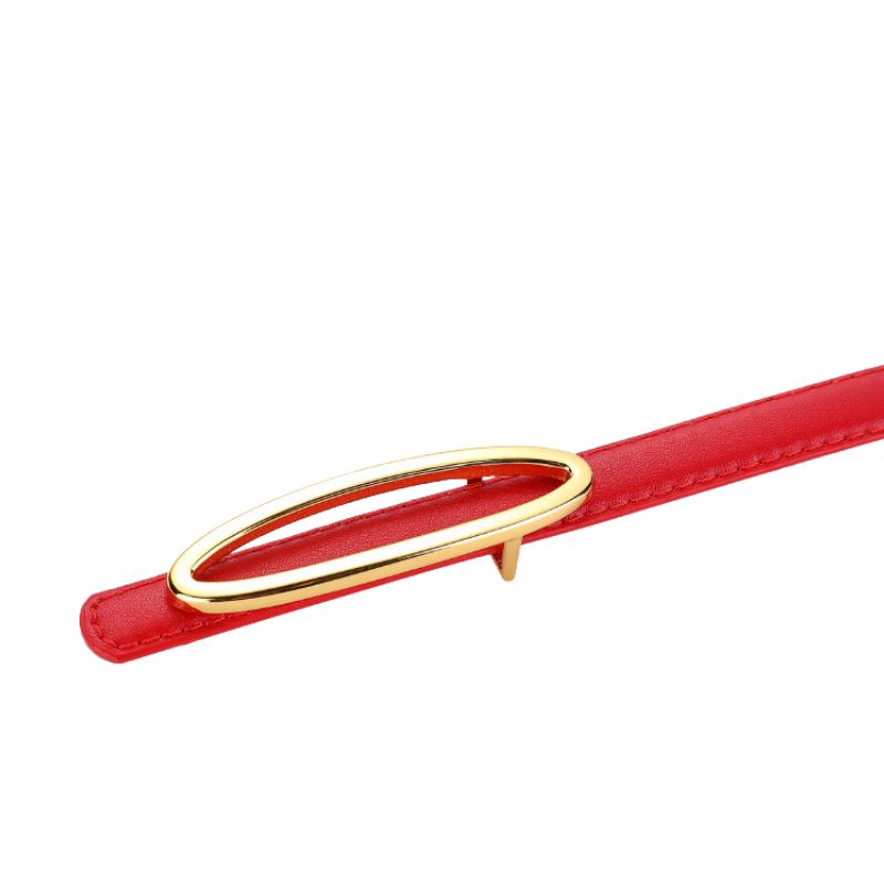 Ceinture fine rouge Apolline en cuir avec une boucle ovale allongée dorée et un fermoir à crochet clou.