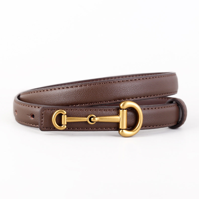 Ceinture fine femme Ariane en cuir marron avec boucle ardillon dorée inspirée du mors de cheval, sur fond blanc.