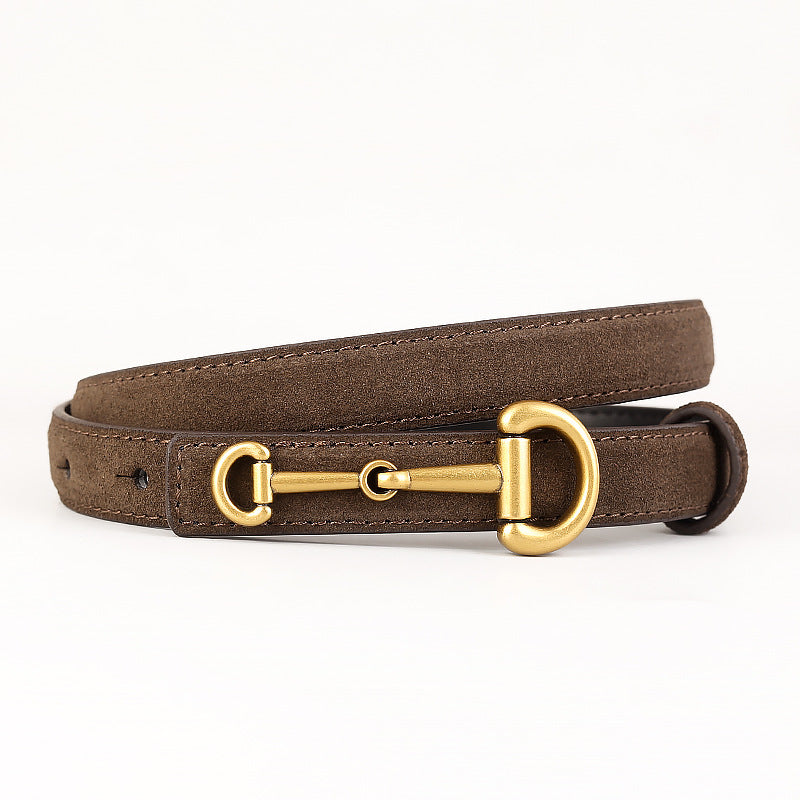 Ceinture fine femme Ariane en cuir suédé marron avec boucle ardillon dorée inspirée d'un mors de cheval, vue de profil sur fond blanc