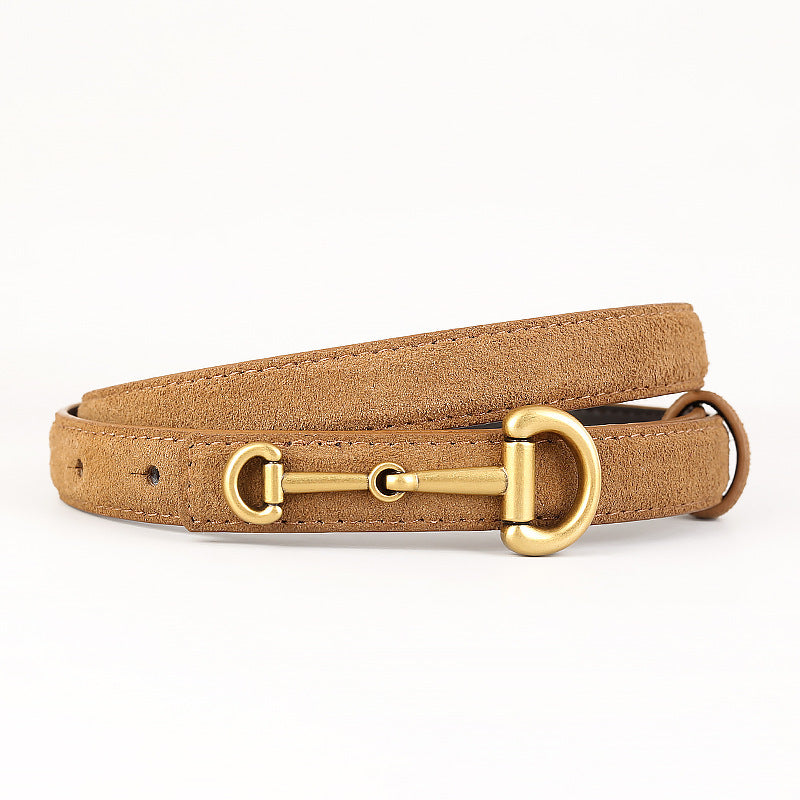 Ceinture fine pour femme Ariane en cuir suédé camel avec boucle ardillon dorée élégante inspirée du mors de cheval