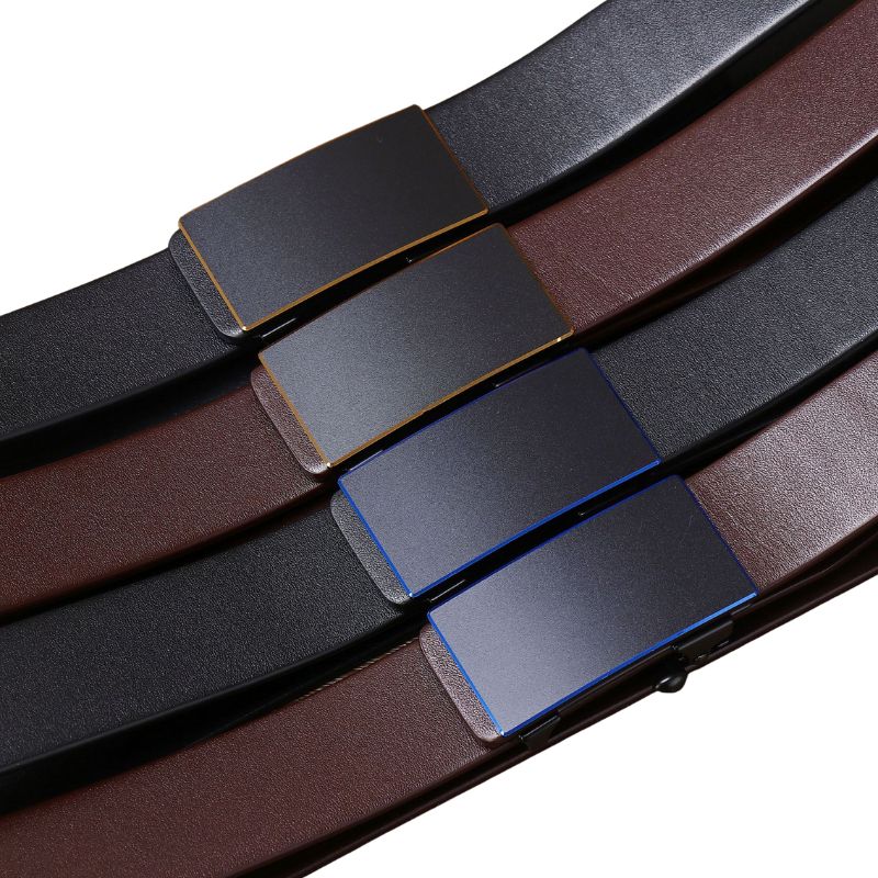 Plusieurs ceintures Armand 2 en cuir de vachette pleine fleur marron et noir, avec boucles automatiques rectangulaires métalliques aux finitions dorée, grise et bleue. #fullwidth