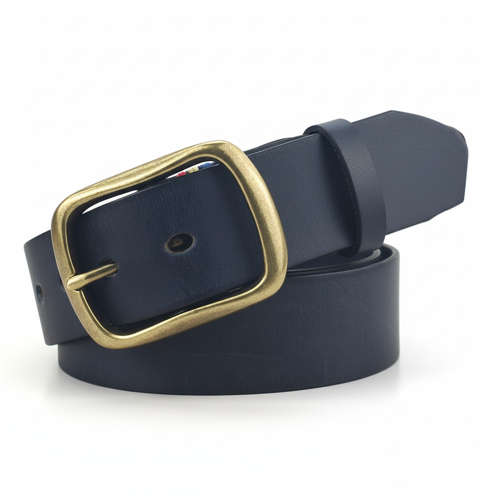 Ceinture Arsène en cuir bleu marine avec boucle ardillon rectangulaire en cuivre doré vieilli, finition brossée.