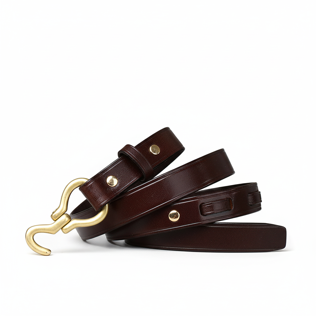 Ceinture Arsinoé en cuir pleine fleur marron foncé avec une boucle crochet dorée en cuivre, finition lisse et naturelle, 2 cm de large.
