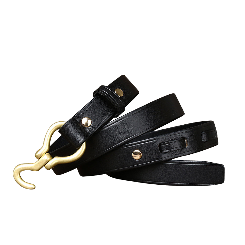 Ceinture Arsinoé noire en cuir pleine fleur avec boucle dorée en forme de crochet et fermeture manuelle.