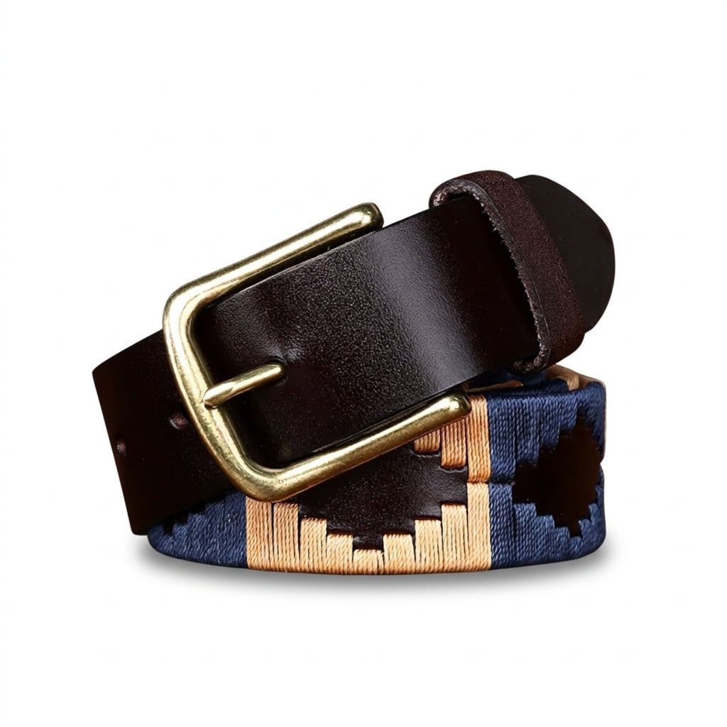 Ceinture Aubrac en cuir pleine fleur marron avec broderies géométriques bleu et beige et boucle ardillon en métal doré vieilli