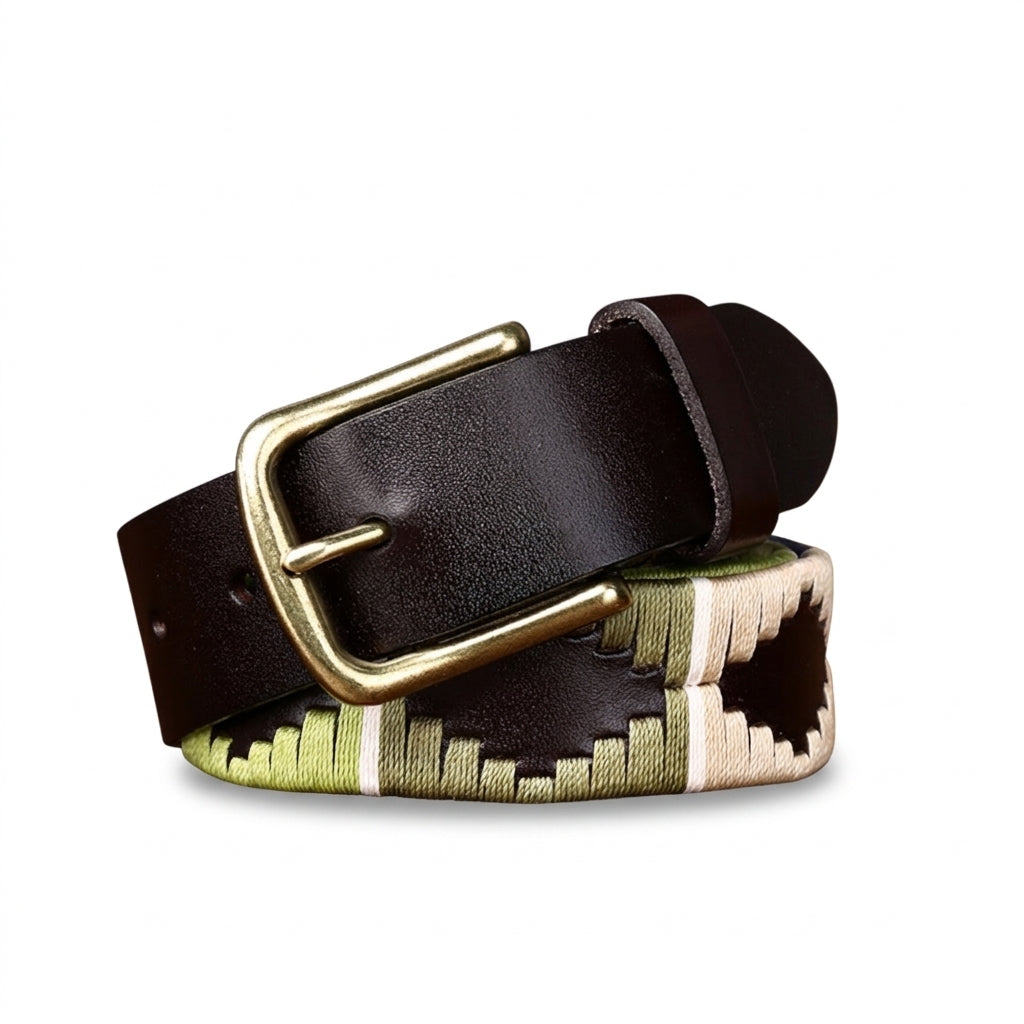 Ceinture Aubrac en cuir pleine fleur marron avec boucle ardillon dorée vieillie et broderies artisanales géométriques aux tons verts et crème
