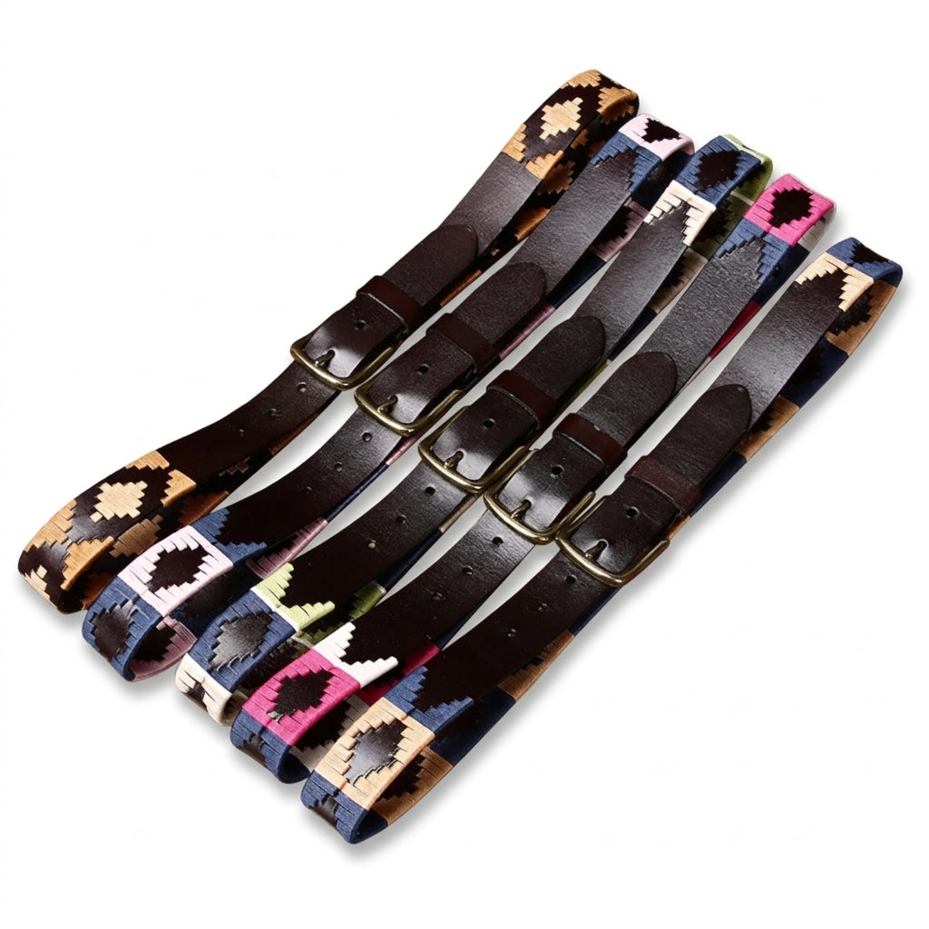 Collection de ceintures Aubrac en cuir pleine fleur marron avec broderies artisanales géométriques multicolores et boucle ardillon en métal doré vieilli.