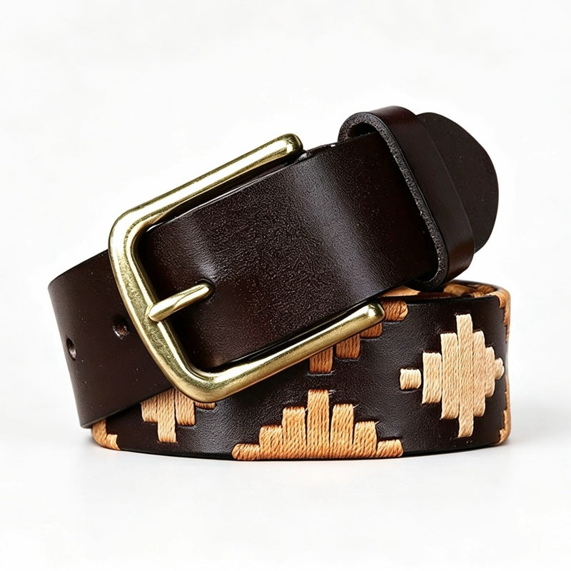Ceinture Aubrac en cuir pleine fleur marron avec broderies géométriques artisanales et boucle ardillon rectangulaire en métal doré vieilli