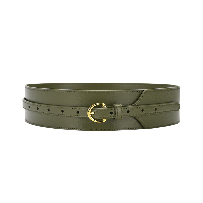 Ceinture femme Audace en cuir verni vert sapin, avec boucle dorée et double surpiqûre décorative.