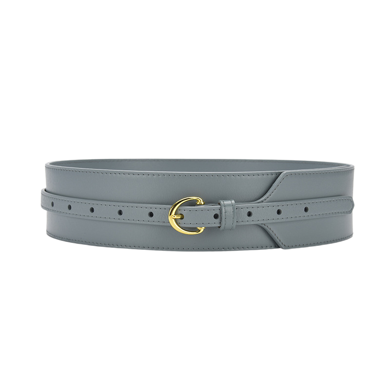 Ceinture femme Audace en cuir verni bleu clair avec boucle dorée et surpiqûre décorative.